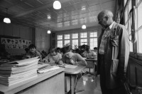 Image of sheet 19900920 photo 25: Portrait Christoph Blocher SVP im Kongresshaus Zürich. Politik und Wirtschaft.
Lehrer Thöny mit seiner Primarschule Schule Schulklasse 5. und 6. Klasse Mädchen und Buben gemischt im Schulhaus Lehnen in Urnäsch, Kanton Appenzell. Gemeinde Hundwil. Er arbeitet seit 1957 als Lehrer im selben Schulhaus und ist ein toller Photograph. 
Urnäsch im Kanton Appenzell Ausserrhoden 1990