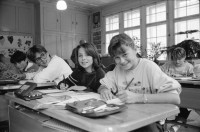Image of sheet 19900920 photo 31: Portrait Christoph Blocher SVP im Kongresshaus Zürich. Politik und Wirtschaft.
Lehrer Thöny mit seiner Primarschule Schule Schulklasse 5. und 6. Klasse Mädchen und Buben gemischt im Schulhaus Lehnen in Urnäsch, Kanton Appenzell. Gemeinde Hundwil. Er arbeitet seit 1957 als Lehrer im selben Schulhaus und ist ein toller Photograph. 
Urnäsch im Kanton Appenzell Ausserrhoden 1990
