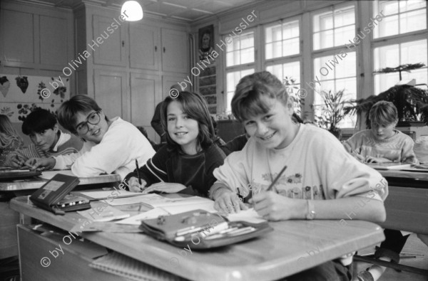 Image of sheet 19900920 photo 31: Portrait Christoph Blocher SVP im Kongresshaus Zürich. Politik und Wirtschaft.
Lehrer Thöny mit seiner Primarschule Schule Schulklasse 5. und 6. Klasse Mädchen und Buben gemischt im Schulhaus Lehnen in Urnäsch, Kanton Appenzell. Gemeinde Hundwil. Er arbeitet seit 1957 als Lehrer im selben Schulhaus und ist ein toller Photograph. 
Urnäsch im Kanton Appenzell Ausserrhoden 1990