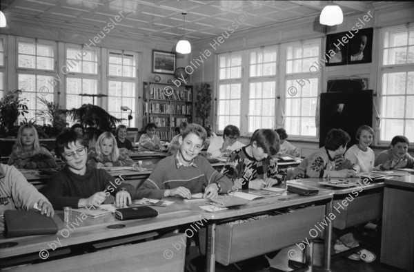 Image of sheet 19900920 photo 7: Portrait Christoph Blocher SVP im Kongresshaus Zürich. Politik und Wirtschaft.
Lehrer Thöny mit seiner Primarschule Schule Schulklasse 5. und 6. Klasse Mädchen und Buben gemischt im Schulhaus Lehnen in Urnäsch, Kanton Appenzell. Gemeinde Hundwil. Er arbeitet seit 1957 als Lehrer im selben Schulhaus und ist ein toller Photograph. 
Urnäsch im Kanton Appenzell Ausserrhoden 1990