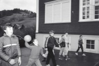 Image of sheet 19900930 photo 21: Schulklasse spielt vor Schulhaus auf Pausenhof. Primarschule Lehrer Thöny 5 und 6. Klasse. Urnäsch im Kanton Appenzell Ausserrhoden 1990 √. Volleyball