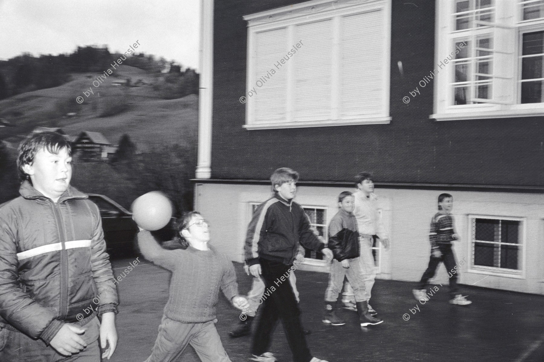 Image of sheet 19900930 photo 21: Schulklasse spielt vor Schulhaus auf Pausenhof. Primarschule Lehrer Thöny 5 und 6. Klasse. Urnäsch im Kanton Appenzell Ausserrhoden 1990 √. Volleyball