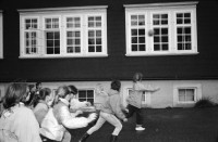 Image of sheet 19900930 photo 25: frtsg. 900920 Schulklasse spielt vor Schulhaus auf Pausenhof. Gruppenbild jedes Kind trägt die Flagge Fahne seines Herkunftsland. Eine Türkin etc. Primarlehrer Primarschule Lehrer Thöny vor seinen Photographien. 5 und 6. Klasse. Buben mit typischem Appenzeller Ohrschmuck. Urnäsch im Kanton Appenzell Ausserrhoden