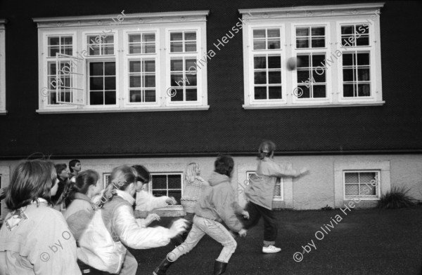 Image of sheet 19900930 photo 25: frtsg. 900920 Schulklasse spielt vor Schulhaus auf Pausenhof. Gruppenbild jedes Kind trägt die Flagge Fahne seines Herkunftsland. Eine Türkin etc. Primarlehrer Primarschule Lehrer Thöny vor seinen Photographien. 5 und 6. Klasse. Buben mit typischem Appenzeller Ohrschmuck. Urnäsch im Kanton Appenzell Ausserrhoden