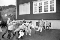 Image of sheet 19900930 photo 27: Schulklasse spielt vor Schulhaus auf Pausenhof ein Ballspiel. Volleyball
Primarschule Lehrer Thöny 5 und 6. Klasse. Urnäsch im Kanton Appenzell Ausserrhoden 1990 √