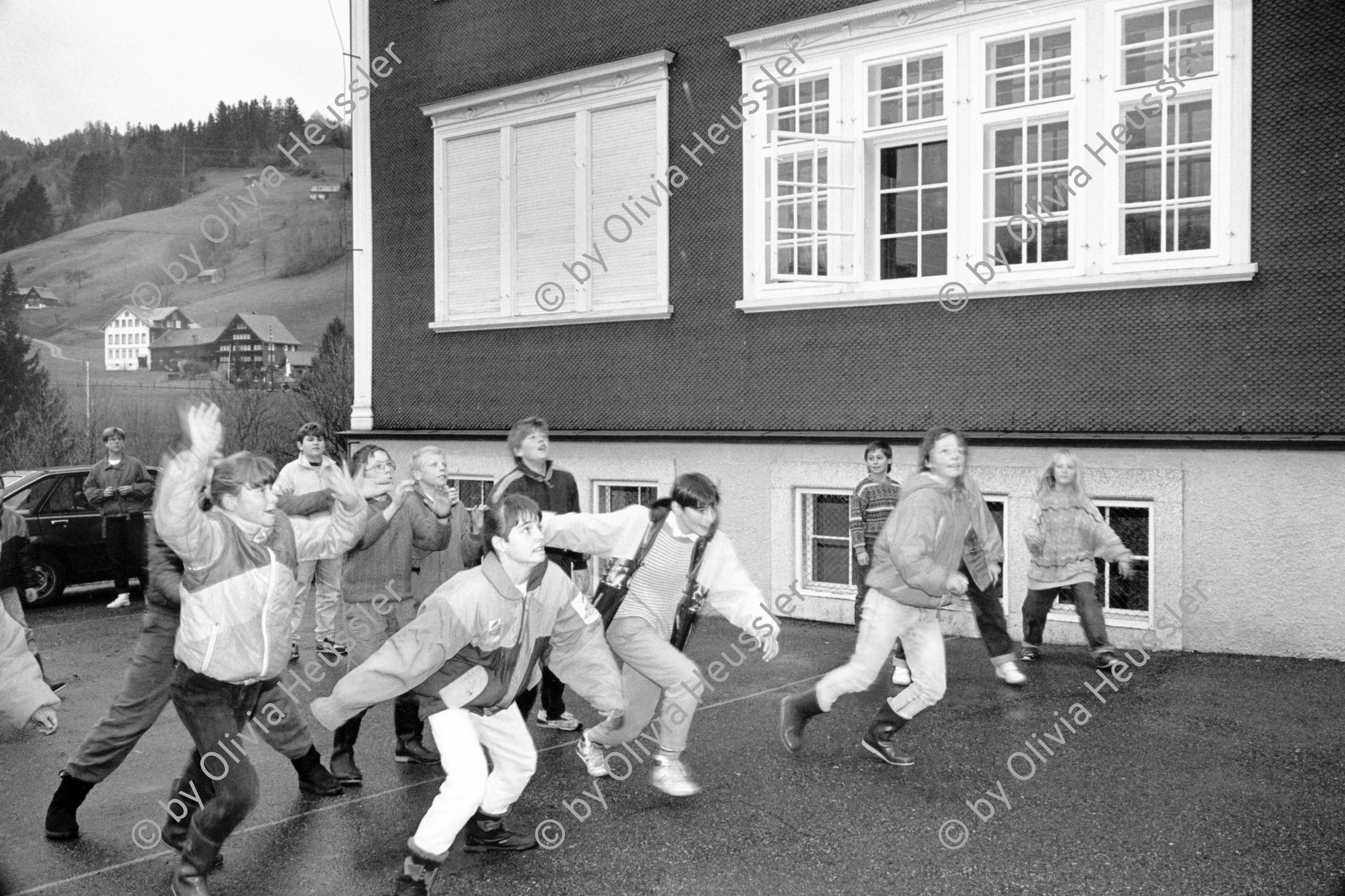 Image of sheet 19900930 photo 27: Schulklasse spielt vor Schulhaus auf Pausenhof ein Ballspiel. Volleyball
Primarschule Lehrer Thöny 5 und 6. Klasse. Urnäsch im Kanton Appenzell Ausserrhoden 1990 √