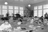 Image of sheet 19900930 photo 3: Primarlehrer Primarschule Lehrer Thöny  5 und 6. Klasse. Buben mit typischem Appenzeller Ohrschmuck. Urnäsch im Kanton Appenzell Ausserrhoden 1990 √