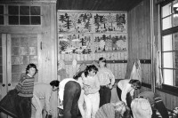 Image of sheet 19900930 photo 31: Gruppenbild Primarlehrer Primarschule Lehrer Thöny  5 und 6. Klasse. Mädchen Garderrobe Urnäsch im Kanton Appenzell Ausserrhoden 1990 √