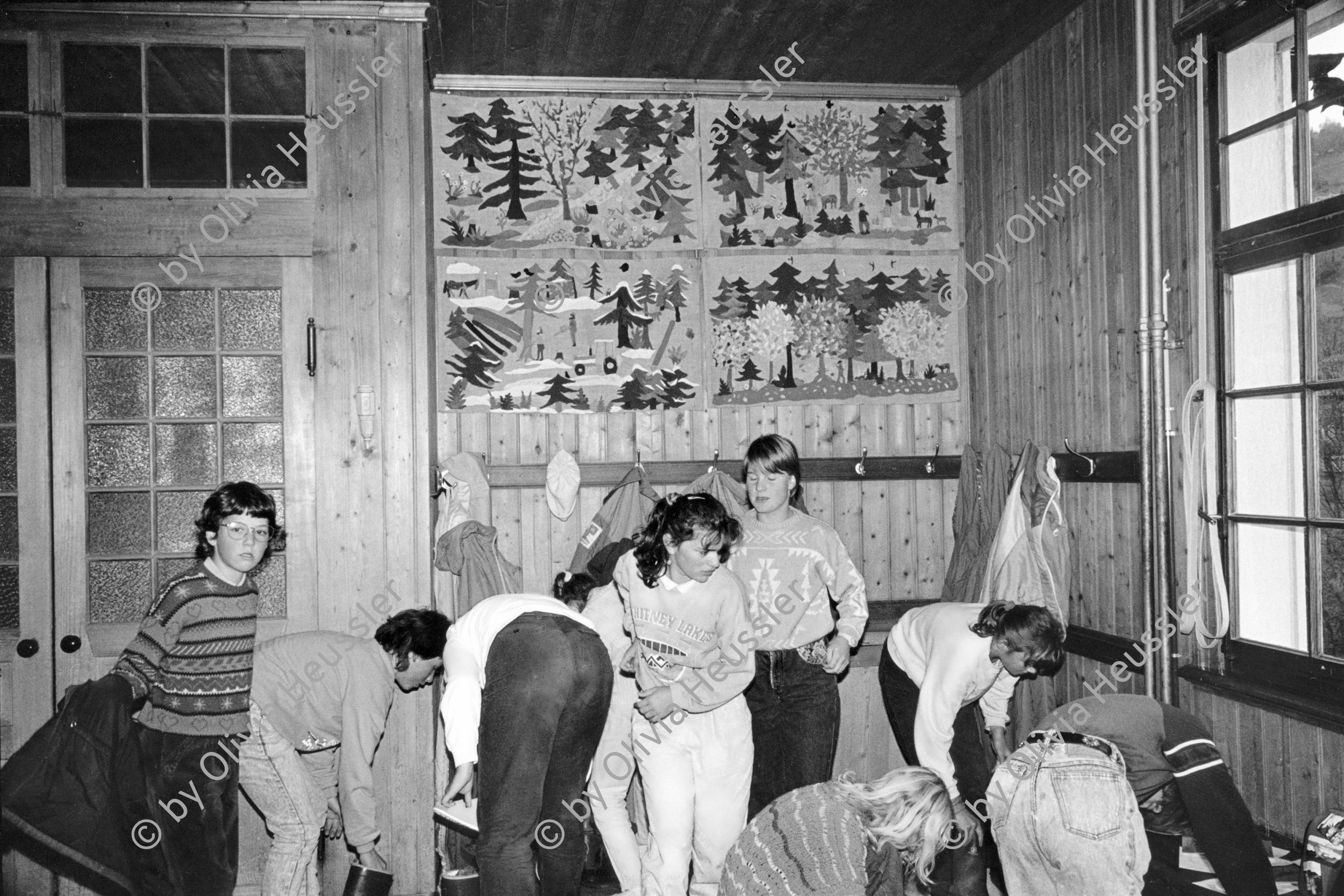 Image of sheet 19900930 photo 31: Gruppenbild Primarlehrer Primarschule Lehrer Thöny  5 und 6. Klasse. Mädchen Garderrobe Urnäsch im Kanton Appenzell Ausserrhoden 1990 √