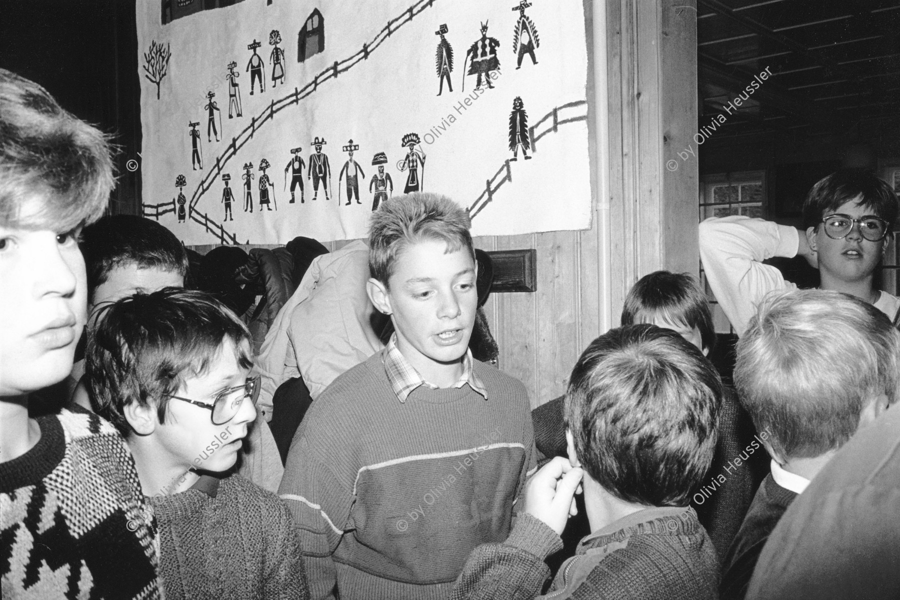 Image of sheet 19900930 photo 32: Gruppenbild Knaben Jungen Kinder Primarlehrer Primarschule Lehrer Thöny 5 und 6. Klasse. Buben mit typischem Appenzeller Ohrschmuck. Urnäsch im Kanton Appenzell Ausserrhoden 1990 √