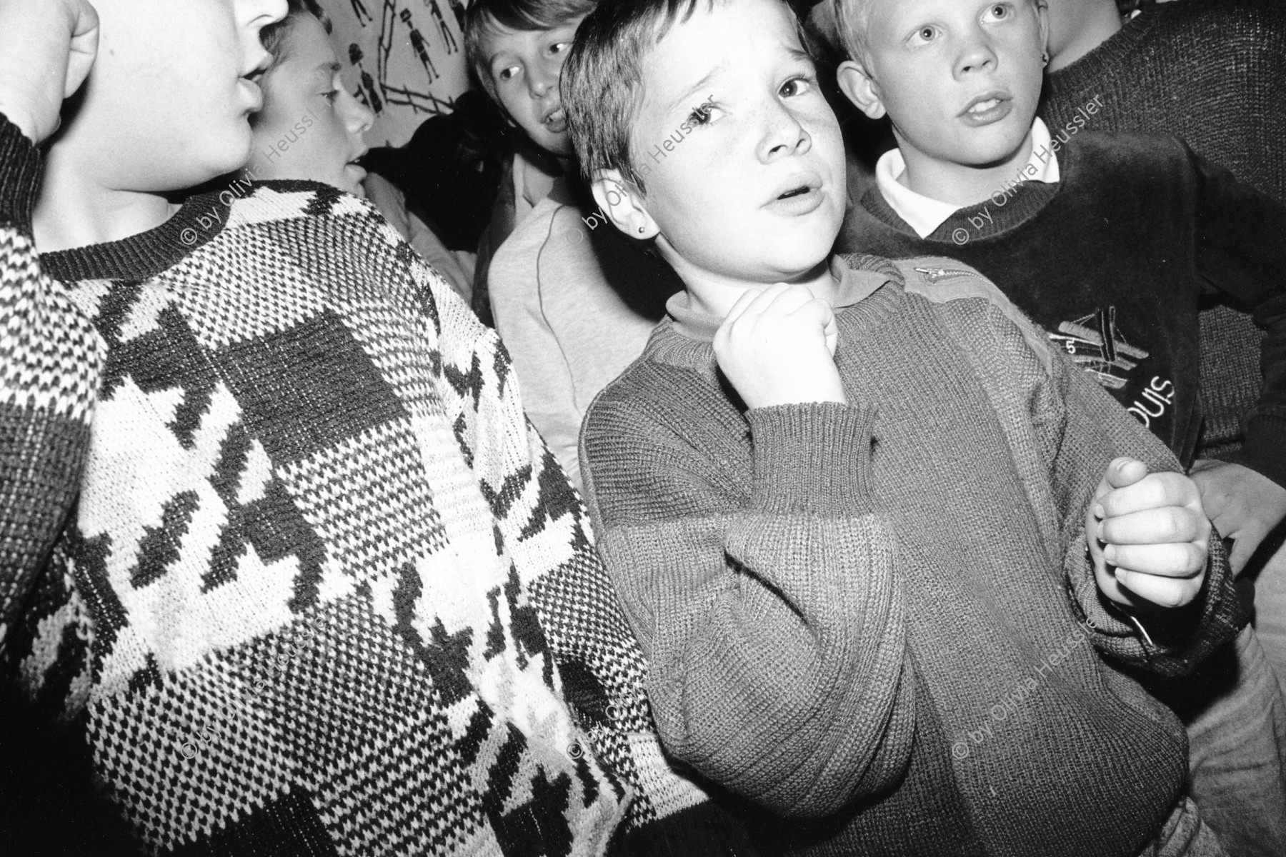 Image of sheet 19900930 photo 35: Gruppenbild Knaben Jungen Kinder Primarlehrer Primarschule Lehrer Thöny 5 und 6. Klasse. Buben mit typischem Appenzeller Ohrschmuck. Urnäsch im Kanton Appenzell Ausserrhoden 1990 √