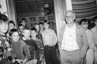 Image of sheet 19900930 photo 36: Primarlehrer Primarschule Lehrer Thöny  5 und 6. Klasse. Buben mit typischem Appenzeller Ohrschmuck. Urnäsch im Kanton Appenzell Ausserrhoden 1990 √