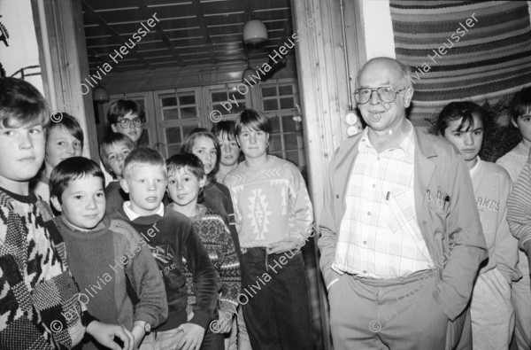 Image of sheet 19900930 photo 36: Primarlehrer Primarschule Lehrer Thöny  5 und 6. Klasse. Buben mit typischem Appenzeller Ohrschmuck. Urnäsch im Kanton Appenzell Ausserrhoden 1990 √