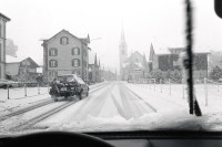 Image of sheet 19900940 photo 1: Winterszene auf Strasse im Schnee. aus dem Fahrzeug. Hundwil Kanton Appenzell. 1990 √