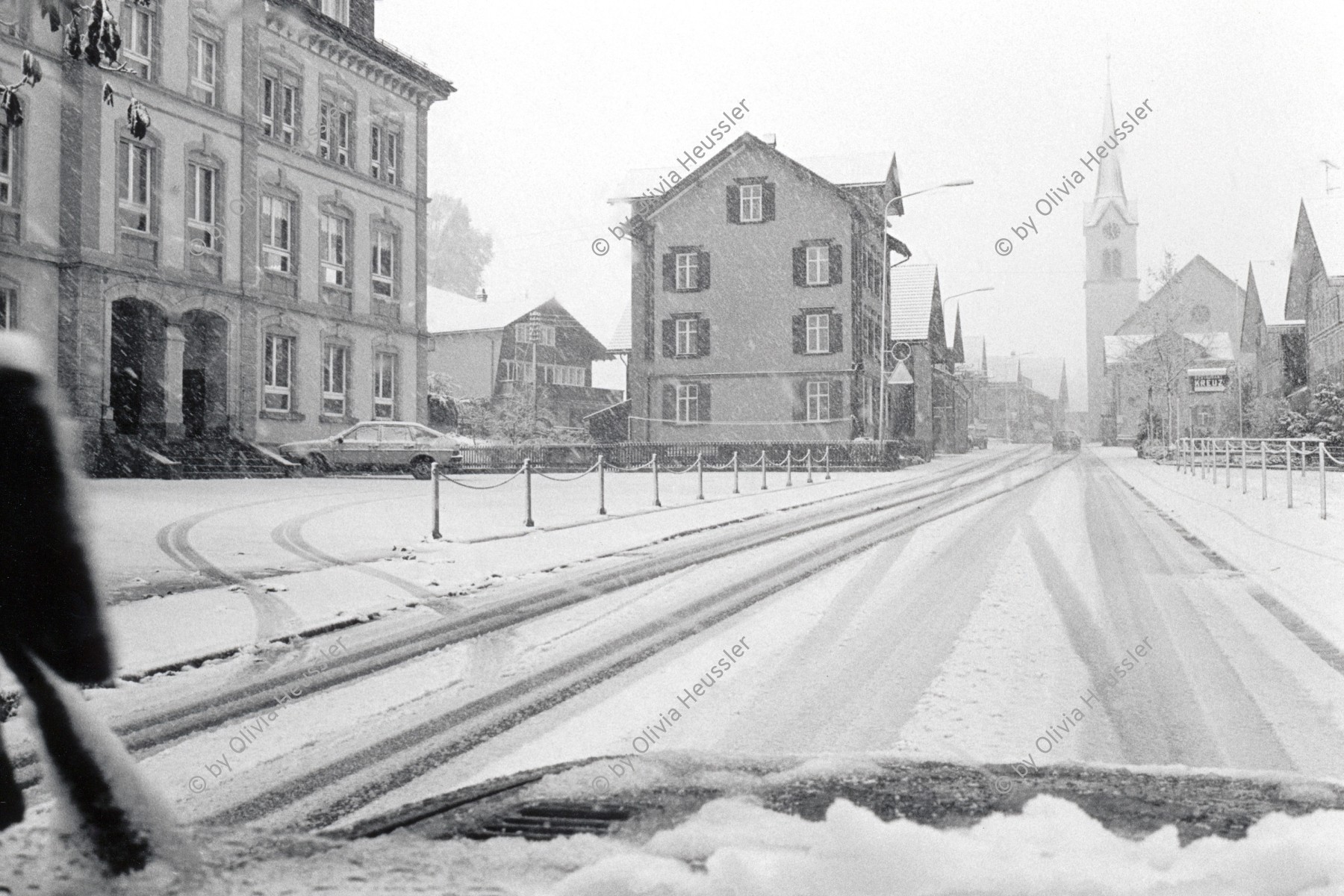 Image of sheet 19900940 photo 2: Winterszene auf Strasse im Schnee. aus dem Fahrzeug. Hundwil Kanton Appenzell. 1990 √