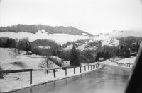 Image of sheet 19900940 photo 5: Winterszene auf Strasse Bauernhaus im Schnee. Kanton Appenzell. Portrait Gilda Perez und Ramon Grandal aus Cuba. Zürich 1990