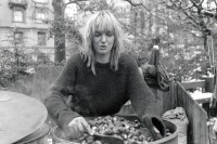 Image of sheet 19900950 photo 23: Marroni Verkäuferin und Tatoo Frau Claudia am Stauffacher. Es raucht und dampft aus ihrem grossen Topf. Zürich 1990 Kreis 4 vier Aussersihl √