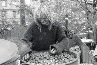 Image of sheet 19900950 photo 24: Marroni Verkäuferin und Tatoo Frau Claudia am Stauffacher. Es raucht und dampft aus ihrem grossen Topf. Zürich 1990 Kreis 4 vier Aussersihl √ Kastanien castagne