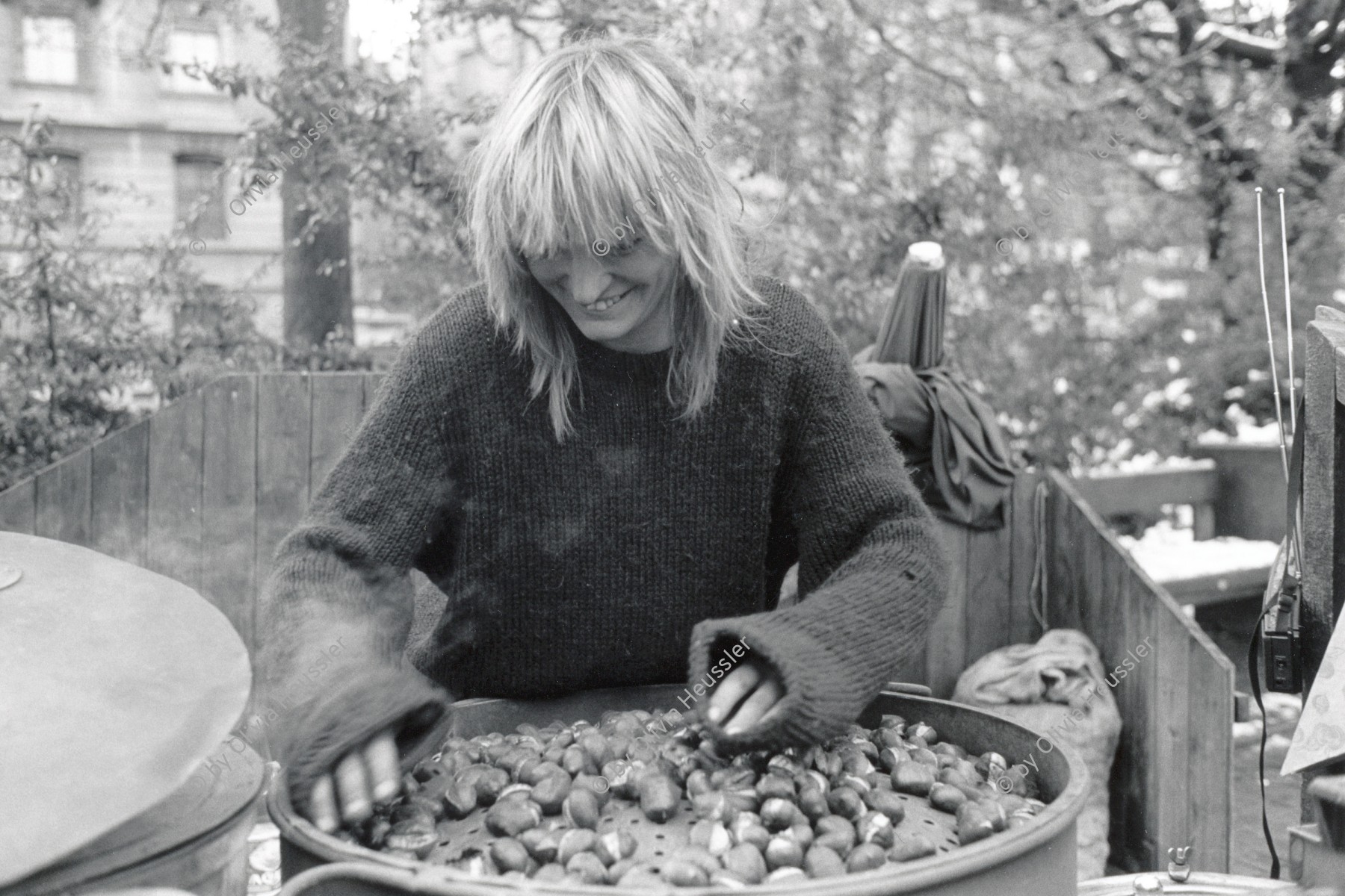 Image of sheet 19900950 photo 24: Marroni Verkäuferin und Tatoo Frau Claudia am Stauffacher. Es raucht und dampft aus ihrem grossen Topf. Zürich 1990 Kreis 4 vier Aussersihl √ Kastanien castagne