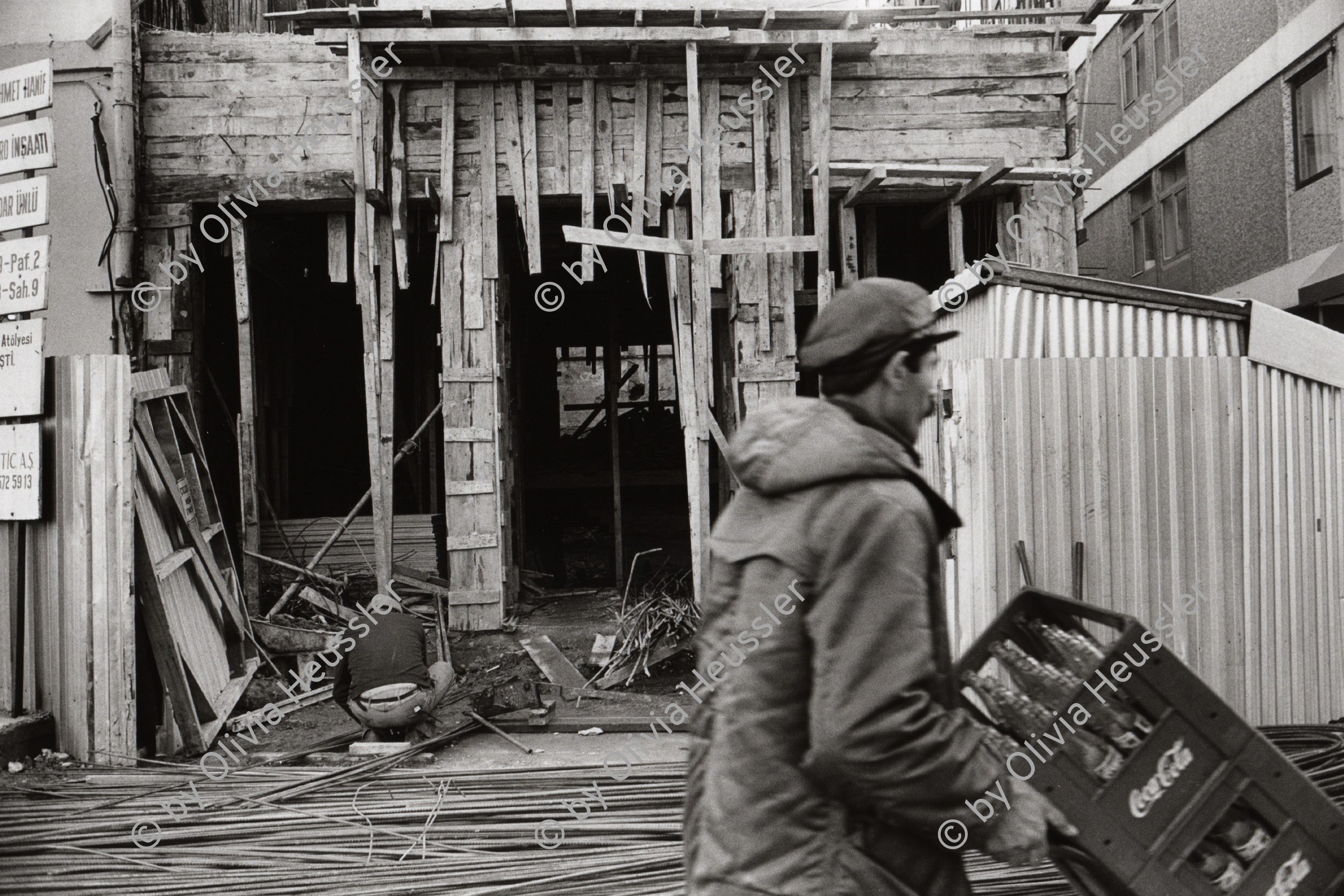 Image of sheet 19900950 photo 32: Getränkelieferant vor Baustelle in Istanbul. Türkei 1990 √