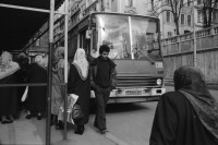 Image of sheet 19900960 photo 1: Strassenszenen Moschee. zwei alte Männer. Nikon Tafel. Bahnhof. Schnurrbart Schnautzmänner Schaufenster. Kebab Stand. Ein muslimisch fundamentalistisches Paar. Briefkasten und Kinder. Mann schleppt grosse Ladung auf Rücken. Bulgarinnen kaufen ein. Junge Gruppe Schulkinder. Spiegelungen. 1990 Türkei Istanbul
