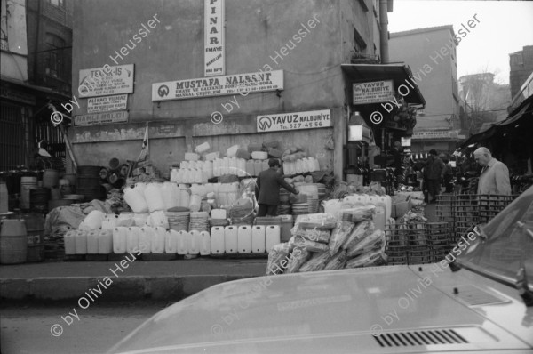 Image of sheet 19900960 photo 12: Strassenszenen Moschee. zwei alte Männer. Nikon Tafel. Bahnhof. Schnurrbart Schnautzmänner Schaufenster. Kebab Stand. Ein muslimisch fundamentalistisches Paar. Briefkasten und Kinder. Mann schleppt grosse Ladung auf Rücken. Bulgarinnen kaufen ein. Junge Gruppe Schulkinder. Spiegelungen. 1990 Türkei Istanbul