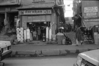 Image of sheet 19900960 photo 13: Strassenszenen Moschee. zwei alte Männer. Nikon Tafel. Bahnhof. Schnurrbart Schnautzmänner Schaufenster. Kebab Stand. Ein muslimisch fundamentalistisches Paar. Briefkasten und Kinder. Mann schleppt grosse Ladung auf Rücken. Bulgarinnen kaufen ein. Junge Gruppe Schulkinder. Spiegelungen. 1990 Türkei Istanbul