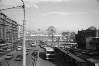 Image of sheet 19900960 photo 16: Strassenszenen Moschee. zwei alte Männer. Nikon Tafel. Bahnhof. Schnurrbart Schnautzmänner Schaufenster. Kebab Stand. Ein muslimisch fundamentalistisches Paar. Briefkasten und Kinder. Mann schleppt grosse Ladung auf Rücken. Bulgarinnen kaufen ein. Junge Gruppe Schulkinder. Spiegelungen. 1990 Türkei Istanbul