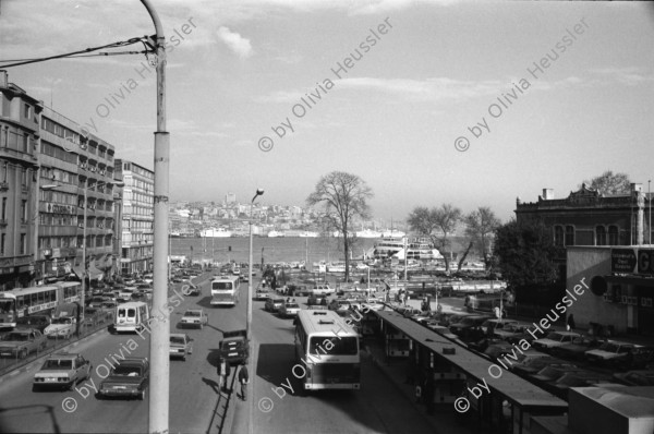 Image of sheet 19900960 photo 16: Strassenszenen Moschee. zwei alte Männer. Nikon Tafel. Bahnhof. Schnurrbart Schnautzmänner Schaufenster. Kebab Stand. Ein muslimisch fundamentalistisches Paar. Briefkasten und Kinder. Mann schleppt grosse Ladung auf Rücken. Bulgarinnen kaufen ein. Junge Gruppe Schulkinder. Spiegelungen. 1990 Türkei Istanbul