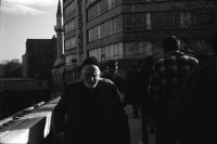Image of sheet 19900960 photo 17: Strassenszenen Moschee. zwei alte Männer. Nikon Tafel. Bahnhof. Schnurrbart Schnautzmänner Schaufenster. Kebab Stand. Ein muslimisch fundamentalistisches Paar. Briefkasten und Kinder. Mann schleppt grosse Ladung auf Rücken. Bulgarinnen kaufen ein. Junge Gruppe Schulkinder. Spiegelungen. 1990 Türkei Istanbul