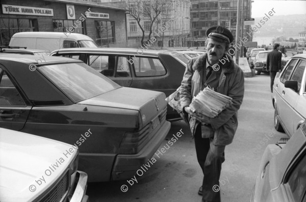 Image of sheet 19900960 photo 2: Strassenszenen Moschee. zwei alte Männer. Nikon Tafel. Bahnhof. Schnurrbart Schnautzmänner Schaufenster. Kebab Stand. Ein muslimisch fundamentalistisches Paar. Briefkasten und Kinder. Mann schleppt grosse Ladung auf Rücken. Bulgarinnen kaufen ein. Junge Gruppe Schulkinder. Spiegelungen. 1990 Türkei Istanbul