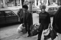 Image of sheet 19900960 photo 23: Strassenszenen Moschee. zwei alte Männer. Nikon Tafel. Bahnhof. Schnurrbart Schnautzmänner Schaufenster. Kebab Stand. Ein muslimisch fundamentalistisches Paar. Briefkasten und Kinder. Mann schleppt grosse Ladung auf Rücken. Bulgarinnen kaufen ein. Junge Gruppe Schulkinder. Spiegelungen. 1990 Türkei Istanbul