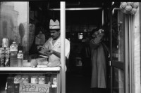Image of sheet 19900960 photo 24: Strassenszenen Moschee. zwei alte Männer. Nikon Tafel. Bahnhof. Schnurrbart Schnautzmänner Schaufenster. Kebab Stand. Ein muslimisch fundamentalistisches Paar. Briefkasten und Kinder. Mann schleppt grosse Ladung auf Rücken. Bulgarinnen kaufen ein. Junge Gruppe Schulkinder. Spiegelungen. 1990 Türkei Istanbul