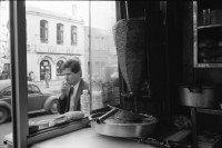 Image of sheet 19900960 photo 27: Strassenszenen Moschee. zwei alte Männer. Nikon Tafel. Bahnhof. Schnurrbart Schnautzmänner Schaufenster. Kebab Stand. Ein muslimisch fundamentalistisches Paar. Briefkasten und Kinder. Mann schleppt grosse Ladung auf Rücken. Bulgarinnen kaufen ein. Junge Gruppe Schulkinder. Spiegelungen. 1990 Türkei Istanbul