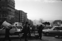 Image of sheet 19900960 photo 3: Strassenszenen Moschee. zwei alte Männer. Nikon Tafel. Bahnhof. Schnurrbart Schnautzmänner Schaufenster. Kebab Stand. Ein muslimisch fundamentalistisches Paar. Briefkasten und Kinder. Mann schleppt grosse Ladung auf Rücken. Bulgarinnen kaufen ein. Junge Gruppe Schulkinder. Spiegelungen. 1990 Türkei Istanbul
