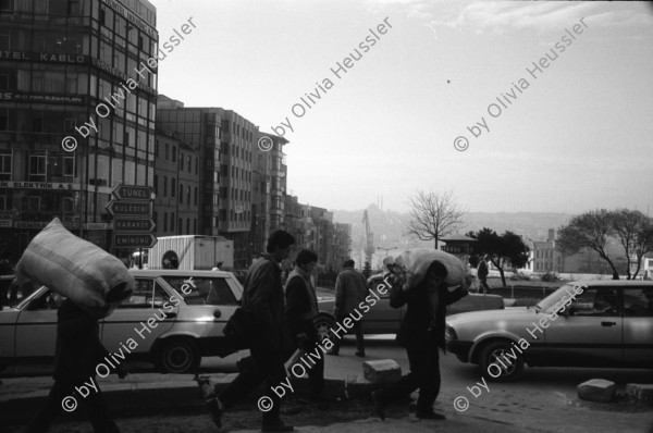 Image of sheet 19900960 photo 3: Strassenszenen Moschee. zwei alte Männer. Nikon Tafel. Bahnhof. Schnurrbart Schnautzmänner Schaufenster. Kebab Stand. Ein muslimisch fundamentalistisches Paar. Briefkasten und Kinder. Mann schleppt grosse Ladung auf Rücken. Bulgarinnen kaufen ein. Junge Gruppe Schulkinder. Spiegelungen. 1990 Türkei Istanbul