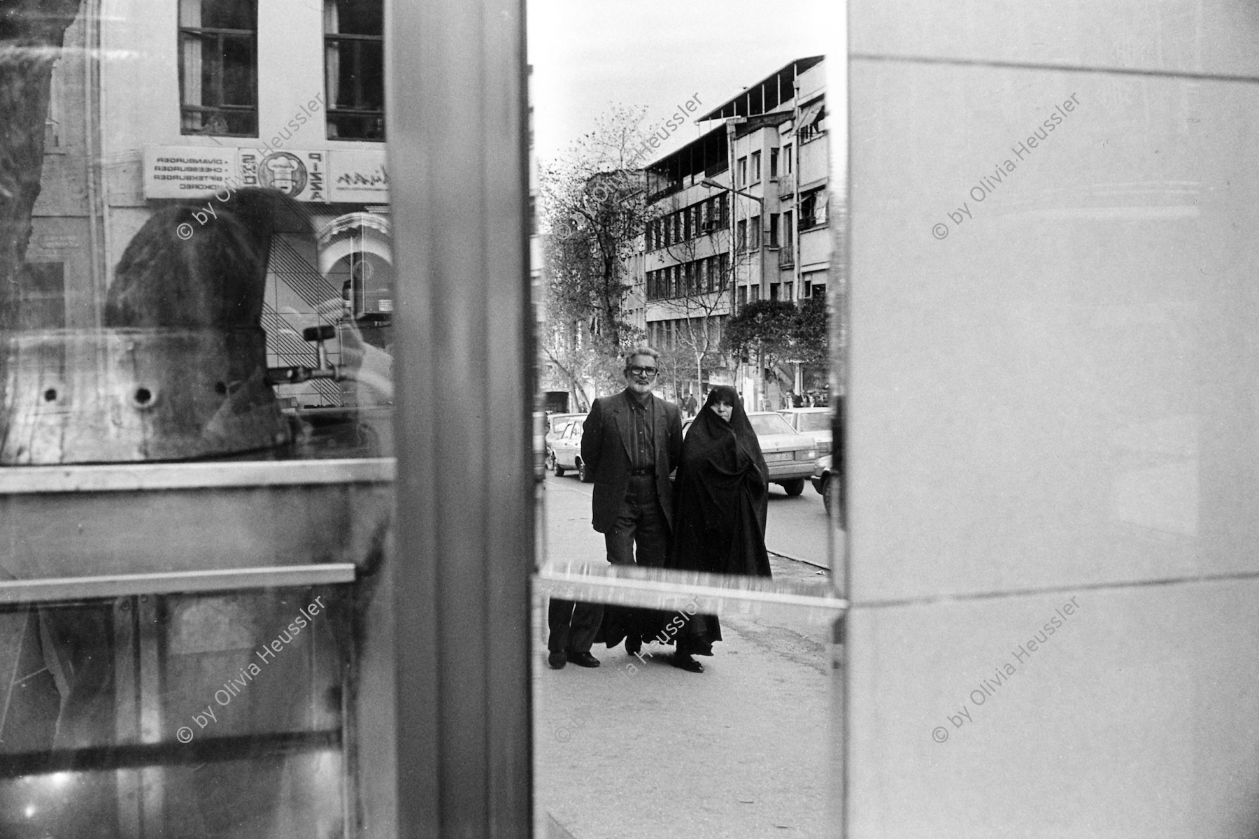 Image of sheet 19900960 photo 30: Strassenszenen Schaufenster. Ein muslimisch fundamentalistisches Rentner Paar. Spiegelungen. 1990 Türkei Istanbul
street window burka islam 
© 1990, OLIVIA HEUSSLER / www.clic.li  √