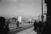 Image of sheet 19900960 photo 4: Strassenszenen Moschee. zwei alte Männer. Nikon Tafel. Bahnhof. Schnurrbart Schnautzmänner Schaufenster. Kebab Stand. Ein muslimisch fundamentalistisches Paar. Briefkasten und Kinder. Mann schleppt grosse Ladung auf Rücken. Bulgarinnen kaufen ein. Junge Gruppe Schulkinder. Spiegelungen. 1990 Türkei Istanbul