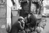 Image of sheet 19900960 photo 5: Strassenszenen Moschee. zwei alte Männer. Nikon Tafel. Bahnhof. Schnurrbart Schnautzmänner Schaufenster. Kebab Stand. Ein muslimisch fundamentalistisches Paar. Briefkasten und Kinder. Mann schleppt grosse Ladung auf Rücken. Bulgarinnen kaufen ein. Junge Gruppe Schulkinder. Spiegelungen. 1990 Türkei Istanbul