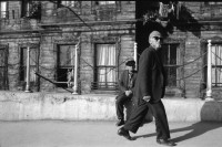 Image of sheet 19900960 photo 7: Strassenszenen Moschee. zwei alte Männer. Nikon Tafel. Bahnhof. Schnurrbart Schnautzmänner Schaufenster. Kebab Stand. Ein muslimisch fundamentalistisches Paar. Briefkasten und Kinder. Mann schleppt grosse Ladung auf Rücken. Bulgarinnen kaufen ein. Junge Gruppe Schulkinder. Spiegelungen. 1990 Türkei Istanbul