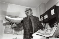 Image of sheet 19900970 photo 17: Dr. Bucak ist Anwalt von Schriftsteller Besikci in Istanbul, Türkei 12.90
Serhat Bucak Hauptverteidiger von Ismail Besikci
Türkei Kurden Kurdistan Turkey Kurds 1990 √
© 1990, Olivia Heussler