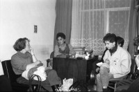 Image of sheet 19900970 photo 20: Anwältin Eren Keskin (Verteidigerin für Vedat Aydin) mitte, im Menschenrechtsverein, Istanbul, Türkei 1990.
Mit Joerg D. und Anna Guhler.