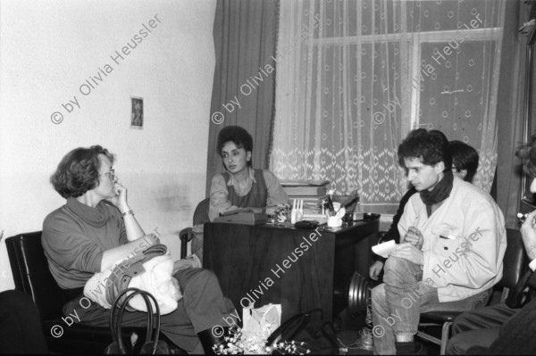 Image of sheet 19900970 photo 20: Anwältin Eren Keskin (Verteidigerin für Vedat Aydin) mitte, im Menschenrechtsverein, Istanbul, Türkei 1990.
Mit Joerg D. und Anna Guhler.