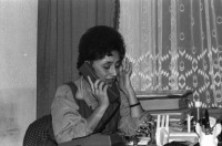 Image of sheet 19900970 photo 21: Obdachloser schläft auf Kartonschachteln. Nr. 4  Ayse Nur Zarakolu ist im Alter von 55 Jahren am 28. Januar 2002 in Istanbul gestorben. Die 'Mutter Courage des türkischen Verlagswesens' Zarakolu musste sich in der Türkei immer wieder in Staatssicherheitsprozessen für Projekte ihres kleinen 1977 gegründeten Belge-Verlags verantworten. Sie hat zahlreiche Publikationen zu Menschenrechtsfragen sowie Bücher von griechischen, armenischen, kurdischen, jüdischen und türkischen Autoren veröffentlicht. Nr. 4-6 Serhat Bucak Hauptverteidiger von Ismail Besikci.Office Hayriye Tüccari Caddesi Pasazade Sokak Isil Apt. No 11/7 Aksaray Istanbul Mit Beat Schuler 13 /14. Leman tese Firtina Vizepräsidentin von Istanbuler Menschrechtsverein. Anwältin Eren Keskin (Verteidigerin in Ankara für Vedat Aydin) 20 -23.Vorsitzender des IHD, Menschenrechtsverein Istanbul Ercan Kanar. Rechtsanwalt 24 - 27 Portrait. Türkei Kurden Turkey Kurds 1990
