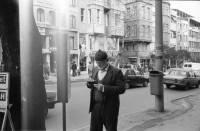 Image of sheet 19900980 photo 1: rtsg. Istanbul Strassenszenen Männergruppe Bulgarinnen. Bucak und Leman Firtina. Portrait im Büro der Zeitung Yüsil. Peschmerga aus dem Irak. Männer sitzen an der wärmenden Sonne und trinken Tee. Grill. Kleiner Junge verdient sein Geld mit einer Personenwaage. Soldat vor der alten Stadtmauer. Frauen vermummt mit Kopftüchern. Gruppe Jungen Knaben Buben. Fundamentalistin. Person unscharf vor einem Brottransport. Junge auf Esel. Türkei Kurden Kurdistan Turkey Kurds 1990