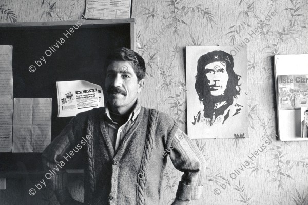 Image of sheet 19900980 photo 12: Ein Journalist der Zeitung Yüsil steht vor dem Portrait von Che Guevara. Diyarbakir. Türkei-Kurdistan 11.12.90 1990 √

A journalist of the newspaper 'Yüsil' stands in front of a poster of Che Guevara.