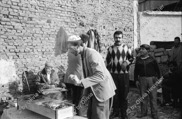 Image of sheet 19900980 photo 16: rtsg. Istanbul Strassenszenen Männergruppe Bulgarinnen. Bucak und Leman Firtina. Portrait im Büro der Zeitung Yüsil. Peschmerga aus dem Irak. Männer sitzen an der wärmenden Sonne und trinken Tee. Grill. Kleiner Junge verdient sein Geld mit einer Personenwaage. Soldat vor der alten Stadtmauer. Frauen vermummt mit Kopftüchern. Gruppe Jungen Knaben Buben. Fundamentalistin. Person unscharf vor einem Brottransport. Junge auf Esel. Türkei Kurden Kurdistan Turkey Kurds 1990