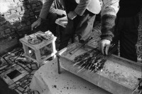 Image of sheet 19900980 photo 17: rtsg. Istanbul Strassenszenen Männergruppe Bulgarinnen. Bucak und Leman Firtina. Portrait im Büro der Zeitung Yüsil. Peschmerga aus dem Irak. Männer sitzen an der wärmenden Sonne und trinken Tee. Grill. Kleiner Junge verdient sein Geld mit einer Personenwaage. Soldat vor der alten Stadtmauer. Frauen vermummt mit Kopftüchern. Gruppe Jungen Knaben Buben. Fundamentalistin. Person unscharf vor einem Brottransport. Junge auf Esel. Türkei Kurden Kurdistan Turkey Kurds 1990