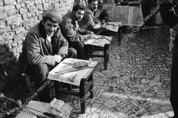 Image of sheet 19900980 photo 18: rtsg. Istanbul Strassenszenen Männergruppe Bulgarinnen. Bucak und Leman Firtina. Portrait im Büro der Zeitung Yüsil. Peschmerga aus dem Irak. Männer sitzen an der wärmenden Sonne und trinken Tee. Grill. Kleiner Junge verdient sein Geld mit einer Personenwaage. Soldat vor der alten Stadtmauer. Frauen vermummt mit Kopftüchern. Gruppe Jungen Knaben Buben. Fundamentalistin. Person unscharf vor einem Brottransport. Junge auf Esel. Türkei Kurden Kurdistan Turkey Kurds 1990