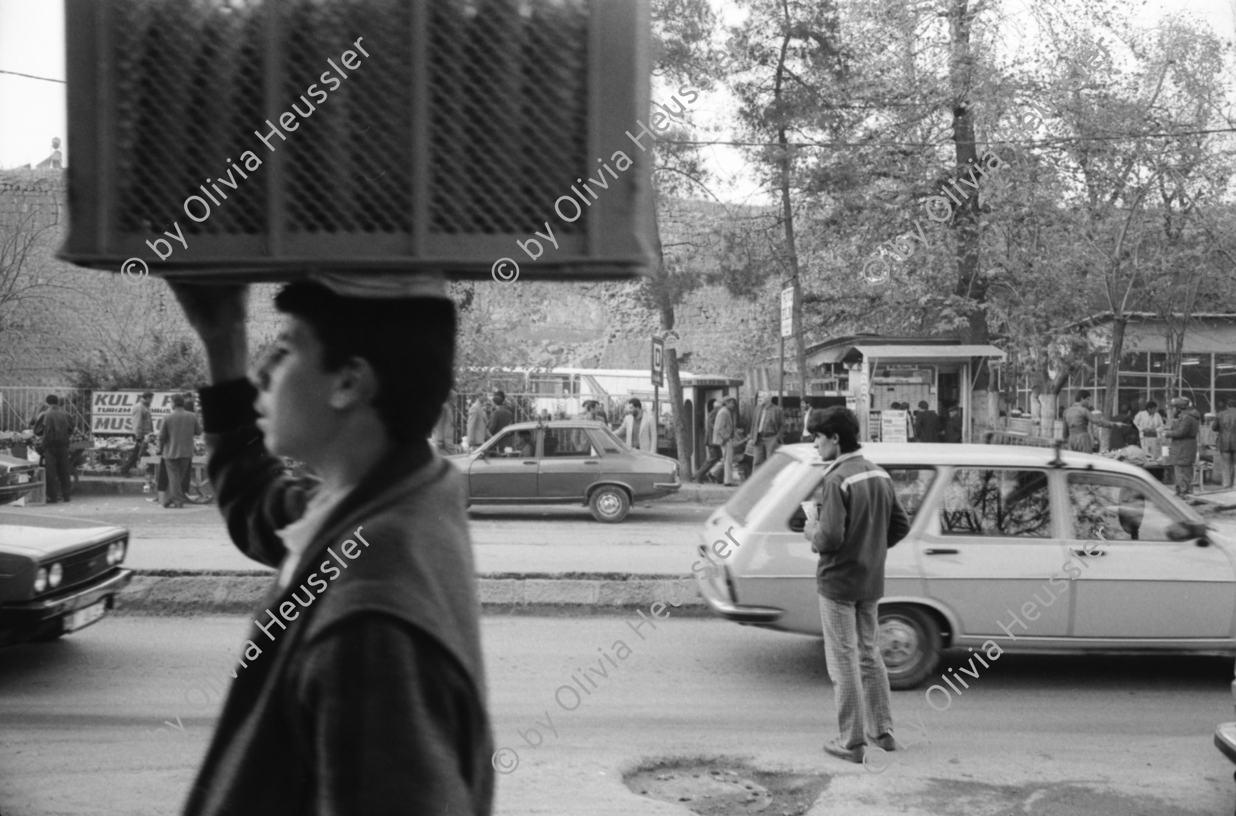 Image of sheet 19900980 photo 22: rtsg. Istanbul Strassenszenen Männergruppe Bulgarinnen. Bucak und Leman Firtina. Portrait im Büro der Zeitung Yüsil. Peschmerga aus dem Irak. Männer sitzen an der wärmenden Sonne und trinken Tee. Grill. Kleiner Junge verdient sein Geld mit einer Personenwaage. Soldat vor der alten Stadtmauer. Frauen vermummt mit Kopftüchern. Gruppe Jungen Knaben Buben. Fundamentalistin. Person unscharf vor einem Brottransport. Junge auf Esel. Türkei Kurden Kurdistan Turkey Kurds 1990